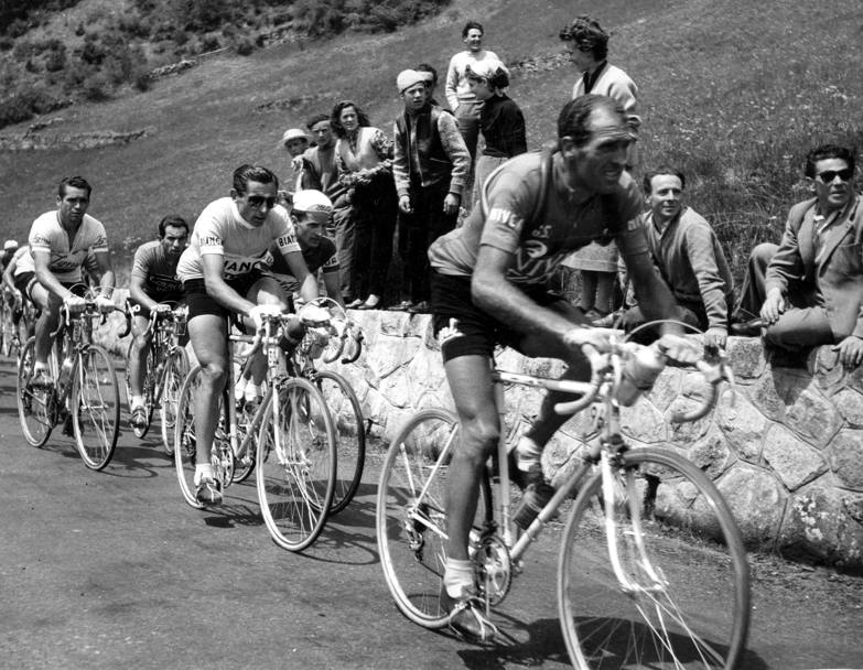 al Giro del 1955 davanti a Fausto Coppi sul Falzarego (Olycom)
